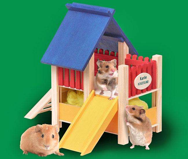 Kleiner Spielplatz mit Rutsche