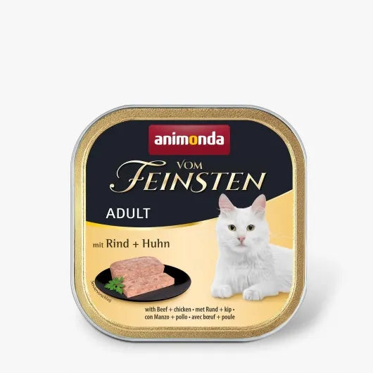 Fleischreiches Nassfutter mit Rind und Huhn für ausgewachsene Katzen, das mit 64 % tierischen Zutaten und ausgewogenem Geschmack überzeugt – erhältlich in der praktischen 100 g Schale.